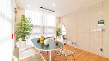 Family Suite, City View (non-Korean nationals only) | Wohnbereich | Fußbodenheizung