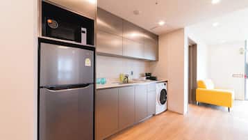 Family Suite, City View (non-Korean nationals only) | Cocina privada | Refrigerador, microondas, parrilla de estufa y arrocera