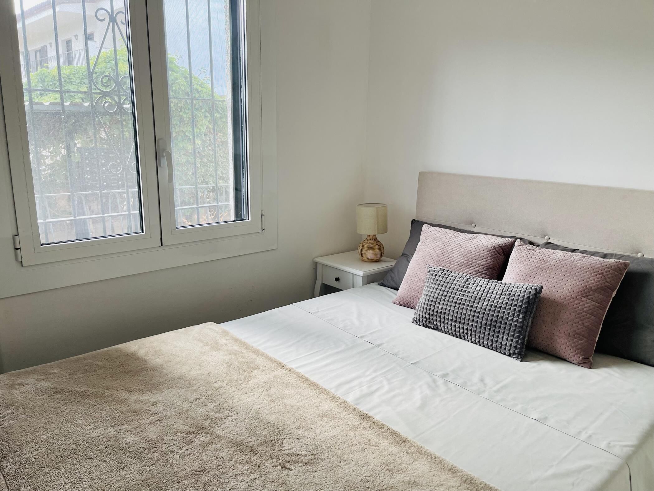 2 habitaciones, tabla de planchar con plancha, internet y ropa de cama 