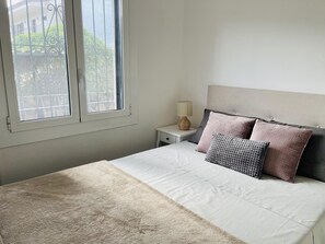 2 bedrooms, iron/ironing board, internet, bed sheets