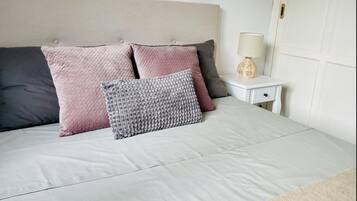 2 bedrooms, iron/ironing board, internet, bed sheets