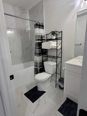 Asciugacapelli, asciugamani, sapone, shampoo