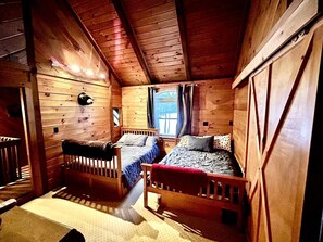 5 bedrooms, desk, WiFi, bed sheets - Quiet Maine Cabin Getaway (Lebanon)