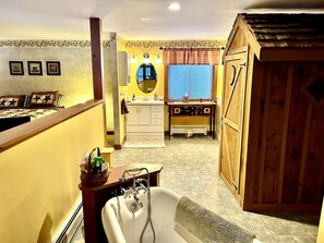 5 bedrooms, desk, WiFi, bed sheets