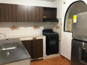 Kühlschrank, Herdplatte, Kochgeschirr/Geschirr/Besteck, Esstisch