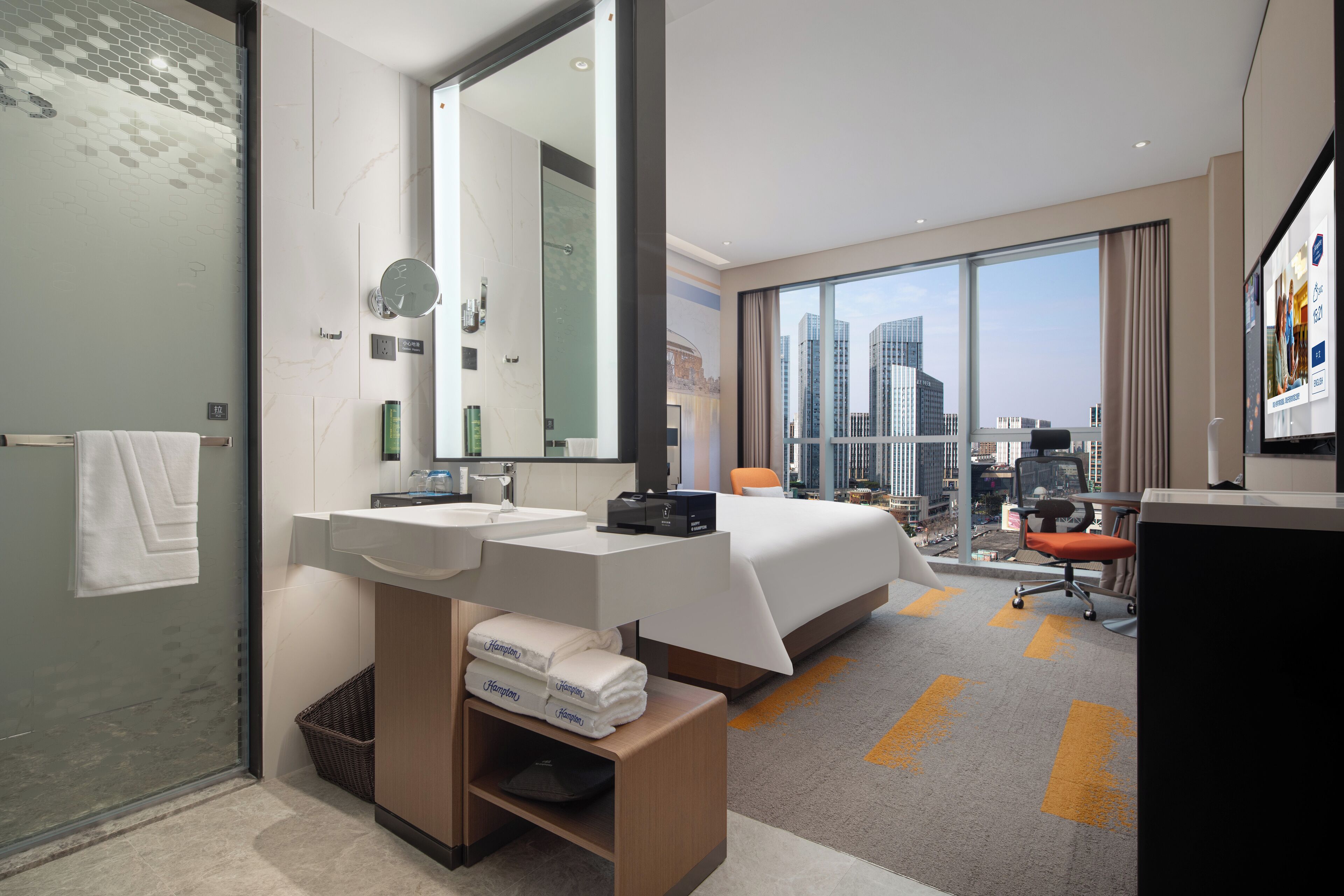 Escritorio, espacio para trabajar con laptop y cortinas blackout 