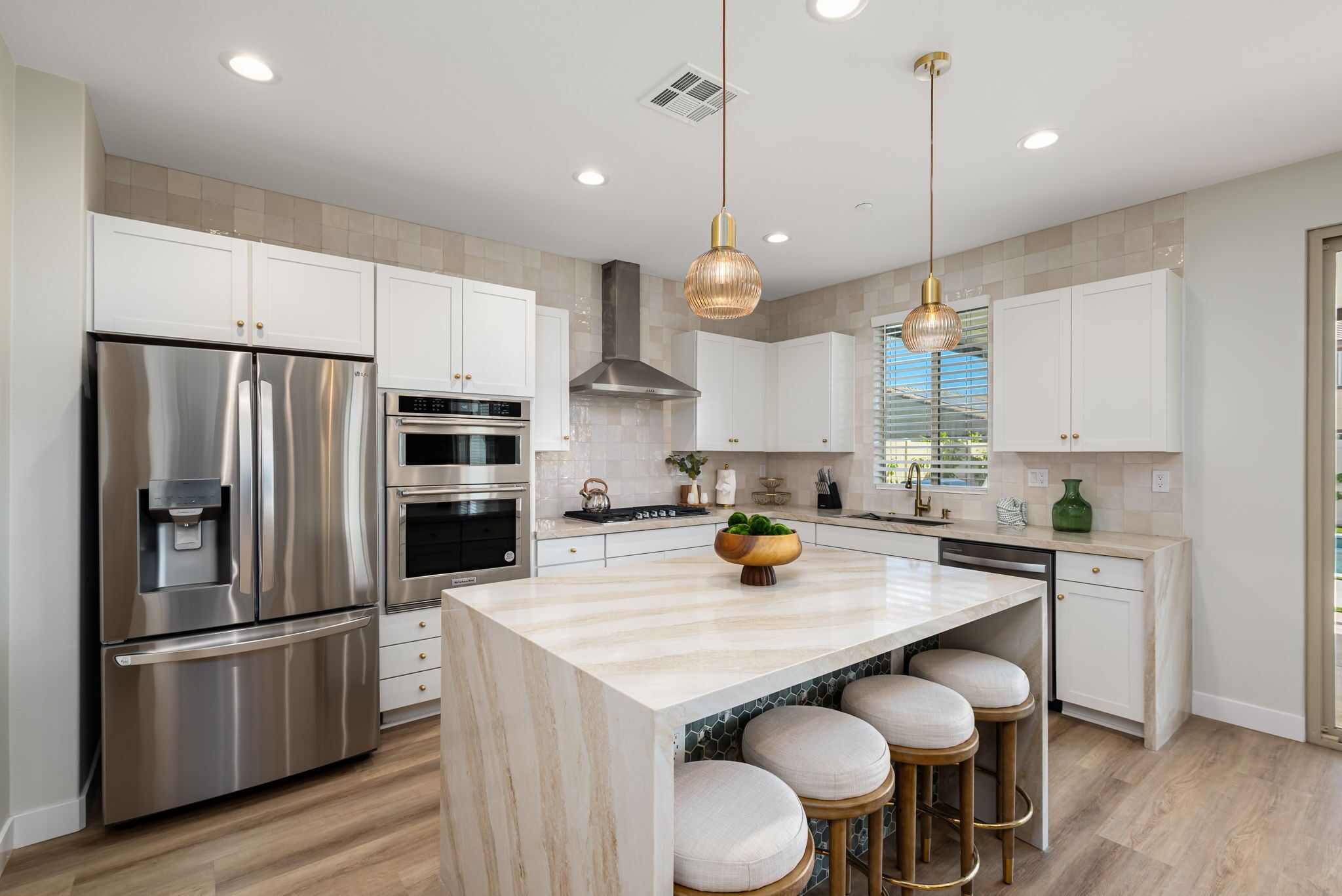 Frigorífico, microondas, horno y placa de cocina