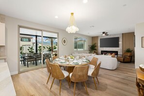 Dining - Palm Palace: 11 beds, sleeps 21, Waterslide & Golf (Coachella)