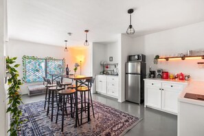 Refrigerador, microondas, cafetera y tetera y utensilios de cocina