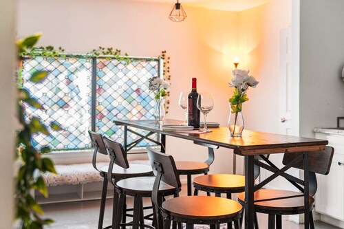 Walk to outlets + free designated parking