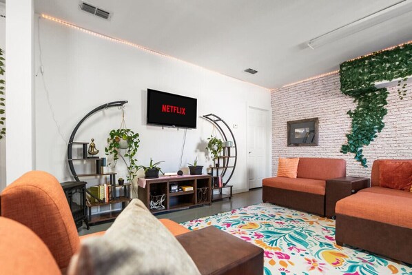 Een televisie en een stereo