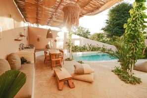 Luxury-Villa, Blick auf den Innenhof | Wohnbereich