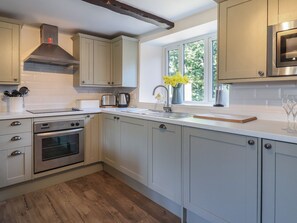 Dishwasher, cookware/dishes/utensils - Colombo Cottage (Lyme Regis)