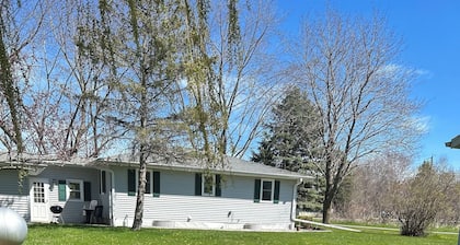 Charming house in Little Sturgeon- room to park boat!