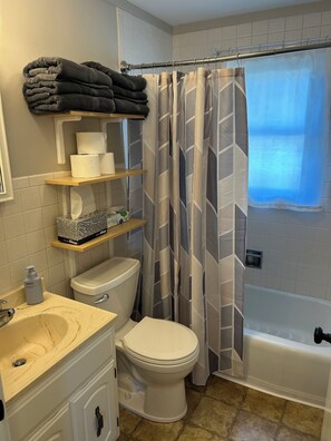 Haartrockner, Handtücher, Seife, Toilettenpapier