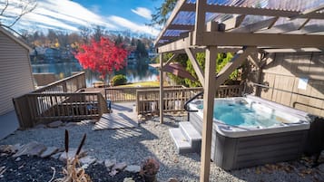 Banyera d'hidromassatge a l'aire lliure