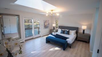 4 habitaciones, escritorio y tabla de planchar con plancha