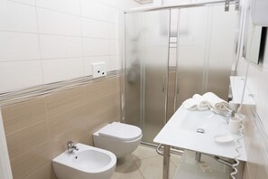 Dusche, Haartrockner, Bidet