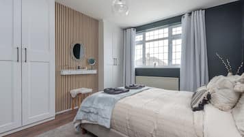 3 bedrooms, iron/ironing board, WiFi, bed sheets