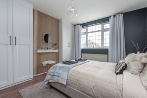 3 bedrooms, iron/ironing board, WiFi, bed sheets