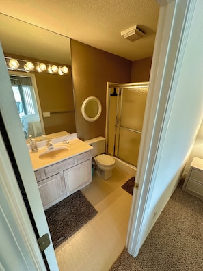 Shower, towels, soap, toilet paper - Lazy Days, 3-bedroom, family-friendly condo in the heart of Lake of the Ozarks! (Osage Beach)