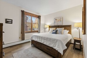 2 bedrooms, iron/ironing board, WiFi