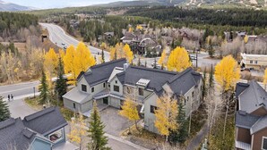Un quartier résidentiel avec des maisons, une route et un paysage montagneux en arrière-plan.