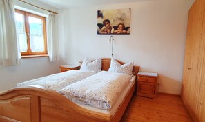 2 bedrooms, internet, bed sheets