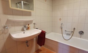 Shower, hair dryer, towels - Apartment for 2-4 pers. (58sqm), 1 bedroom, living room with sofa bed, ground floor (Grassau)