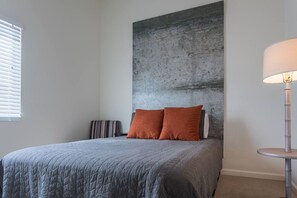 2 bedrooms, desk, iron/ironing board, WiFi