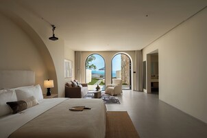 Cloud stairs and sea view pool double bed room | Roupas de cama premium, edredons de pluma