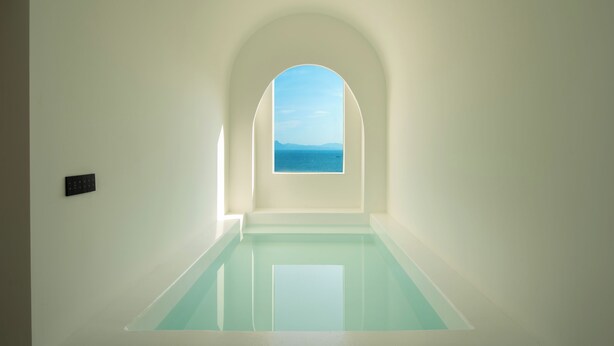 A minimalist room with a clear view of the sea through an arched window. - Miyue Roman Holiday Bubble Pool hotel (Shenzhen)