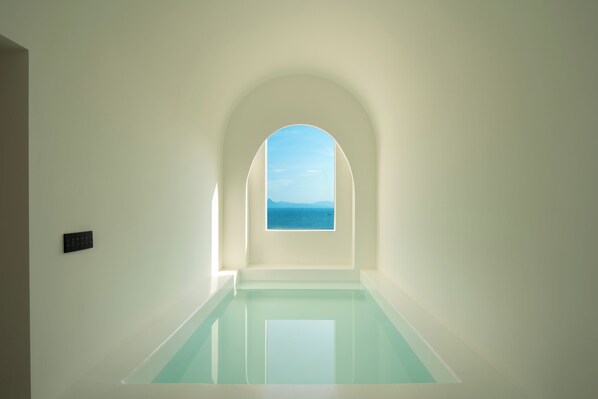 Moon Pool Sea View Balcony Hot Spring King Room | 高档床上用品、羽绒被、迷你吧（备有免费物品）、免费 WiFi