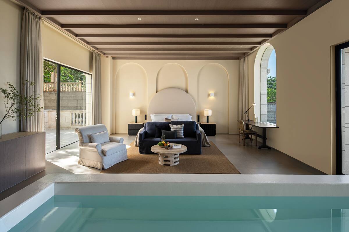 Yuanlan sea view balcony pool double bed room | 1 bedroom, premium bedding, down duvets, free minibar