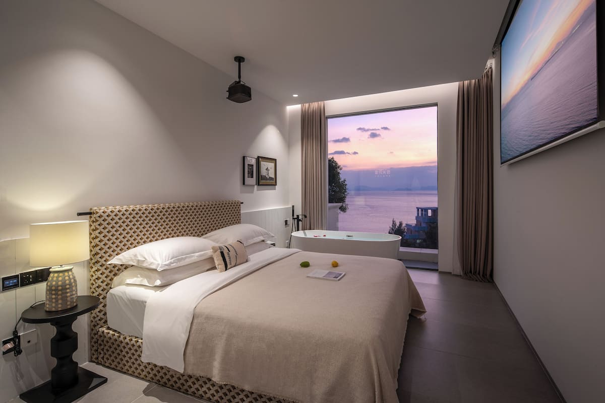 Liyue Seaview King Bed | Premium bedding, down comforters, free minibar, free WiFi