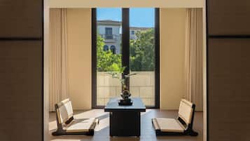 Liuguang sea view balcony pool double bed room | Ropa de cama de alta calidad y edredones de plumas