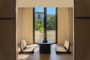 Liuguang sea view balcony pool double bed room | 1 makuuhuone, ylelliset vuodevaatteet, untuvapeitot