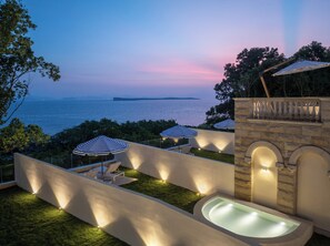 Cloud stairs and sea view pool double bed room | 1 makuuhuone, ylelliset vuodevaatteet, untuvapeitot