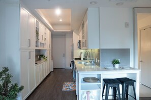 Micro-ondes, four, plaque de cuisson, lave-vaisselle