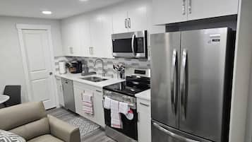 Køleskab, mikrobølgeovn, ovn, kogeplade