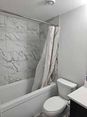 Haartrockner, Bidet, Handtücher, Seife