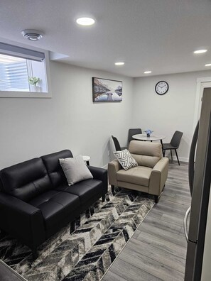 TV - Zuzy's Nest
2 Bedroom Guest Suite (Edmonton)