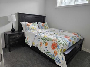 2 bedrooms, iron/ironing board, WiFi, bed sheets - Zuzy's Nest
2 Bedroom Guest Suite (Edmonton)