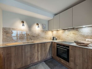 Een koelkast, een oven, een kookplaat, een vaatwasser
