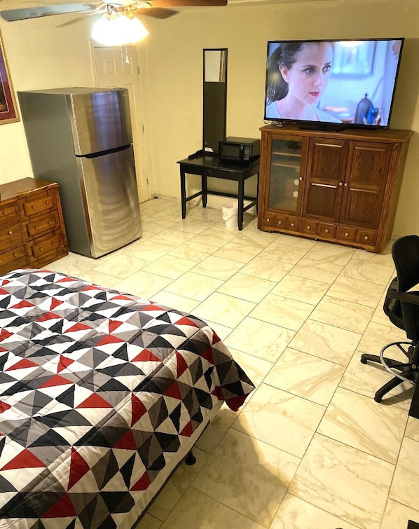 Escritorio, espacio para trabajar con laptop y wifi gratis