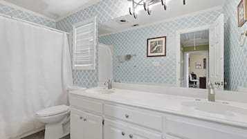 Deluxe Room | Bathroom | Towels, soap, toilet paper