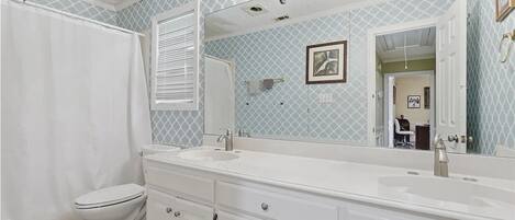 Deluxe Room | Bathroom | Towels, soap, toilet paper