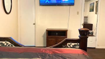 Deluxe Room | Desk, laptop workspace, free WiFi, bed sheets