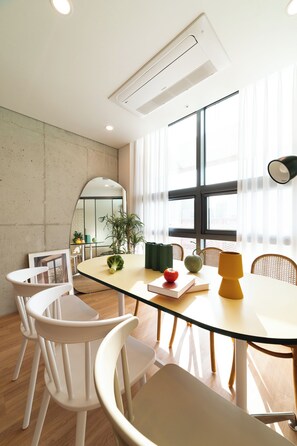 Family Suite City View non Korean nationals only | Coin séjour