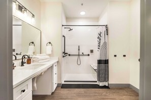 Een douche, een haardroger, handdoeken